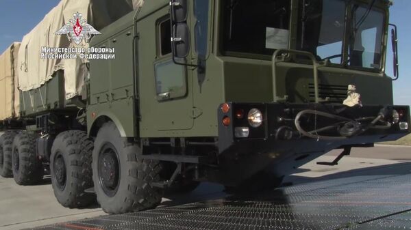 Погрузка в самолет Министерства обороны РФ компонентов зенитной ракетной системы С-400, предназначенных для доставки в Турцию