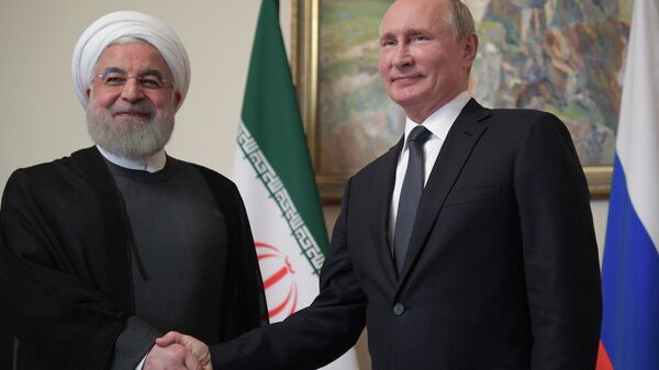Президент РФ Владимир Путин и президент Исламской Республики Иран Хасан Роухани во время встречи в рамках саммита ЕАЭС