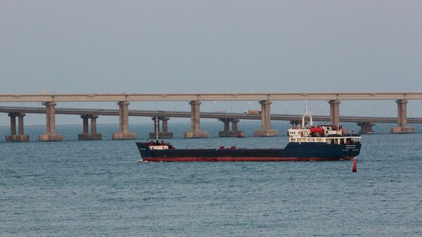 Грузовое судно в Керченском проливе