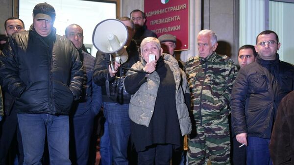 Лидеры оппозиции выступают перед протестующими у здания администрации президента Республики Абхазия в Сухуме
