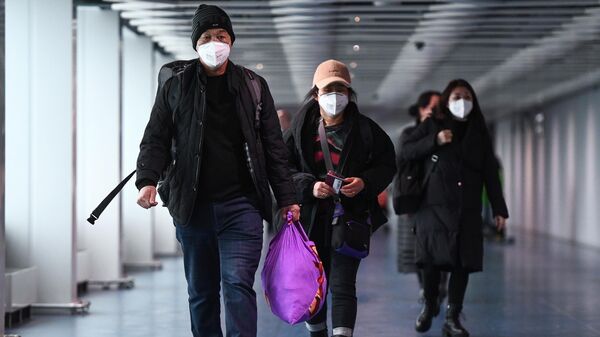 Пассажиры рейса авиакомпании S7, прибывшего из Пекина, в аэропорту Толмачево