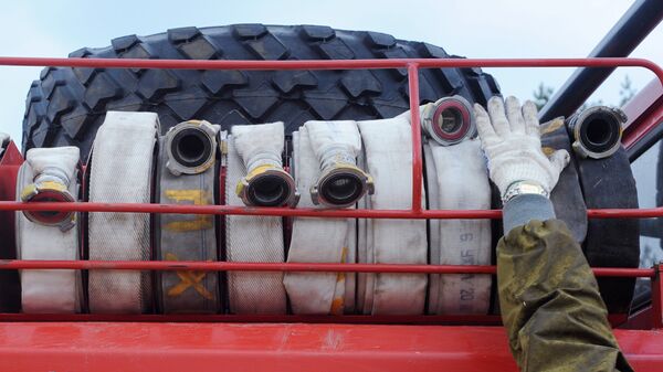 Пожарные рукава, установленные на машине МЧС России