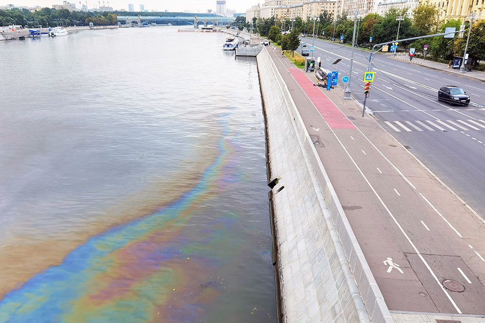 Свежая, августовская фотография: нефтяная радуга на Москве-реке в районе Крымского моста.