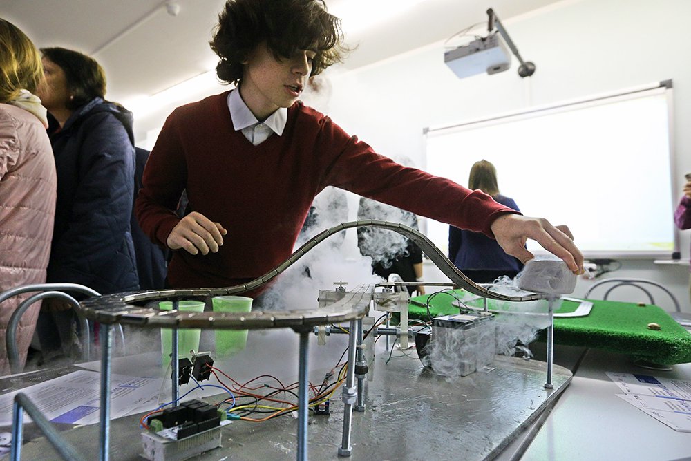 Оборудование школьных ИТ-полигонов позволяет ребятам запускать роботов по космическим траекториям.