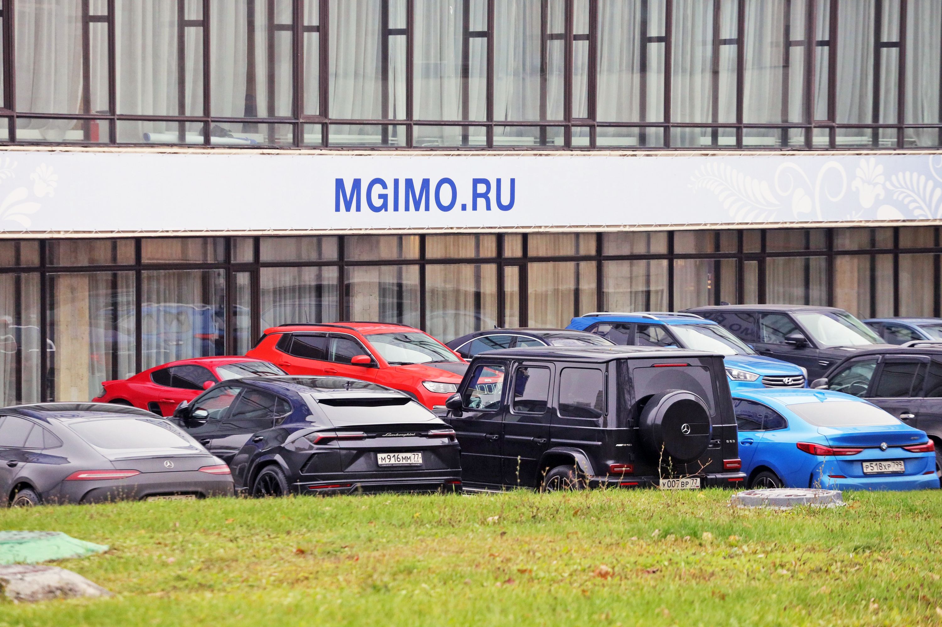 Попасть в МГИМО можно не только на Lamborghini, если участвуешь в конкурсе "РГ".