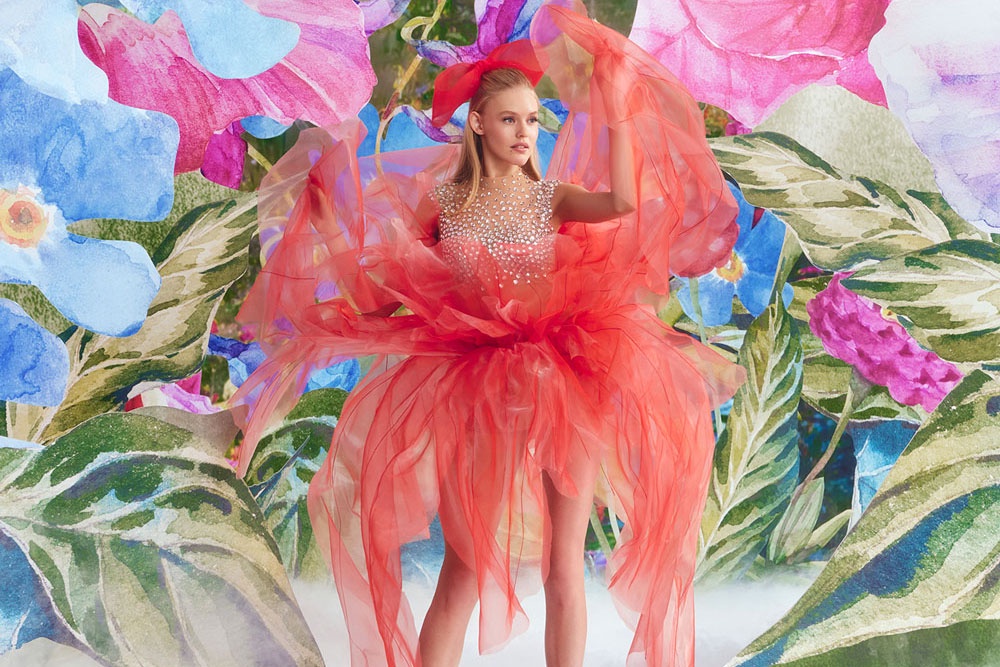YANINA Couture FW23/24: героиня коллекции, Дюймовочка, выходит из бутона в рассветное небо, в котором реют ласточки.