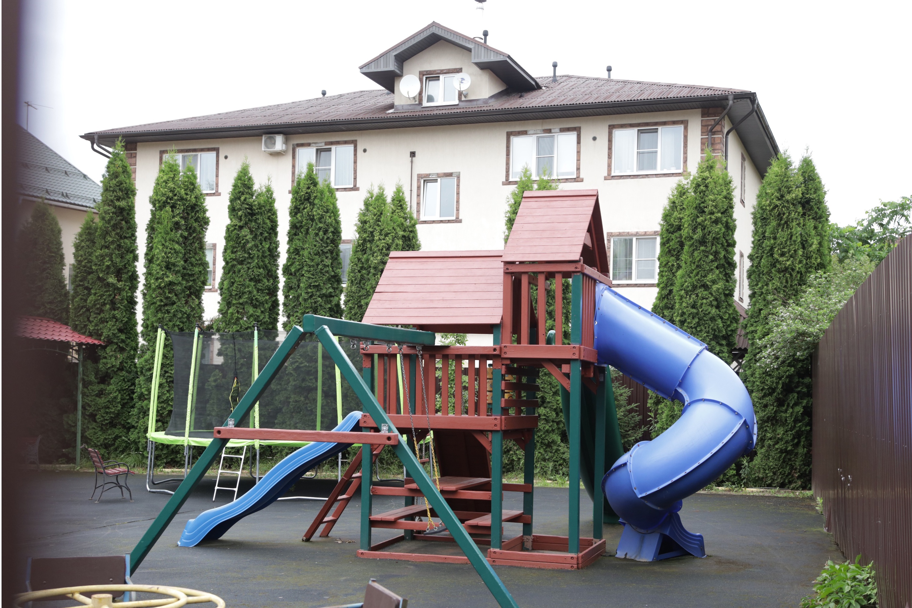 В дачном поселке, как в любом районе Москвы, появилась даже детская площадка.