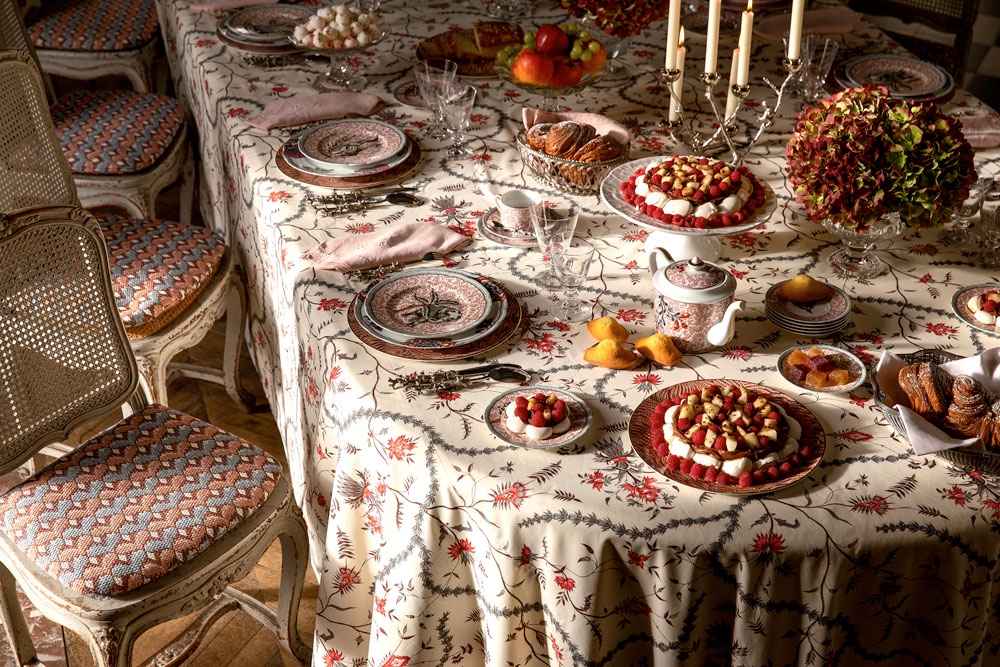 Сервировка стола с фарфором из коллекции Braquenié.
