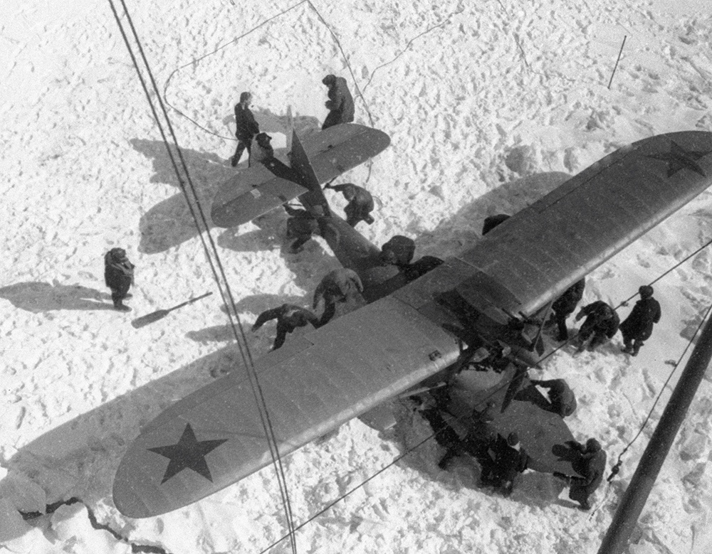 Операция по спасению экспедиции парохода "Челюскин". Гидросамолет Ш-2 летчика М.В. Бабушкина на льдине.