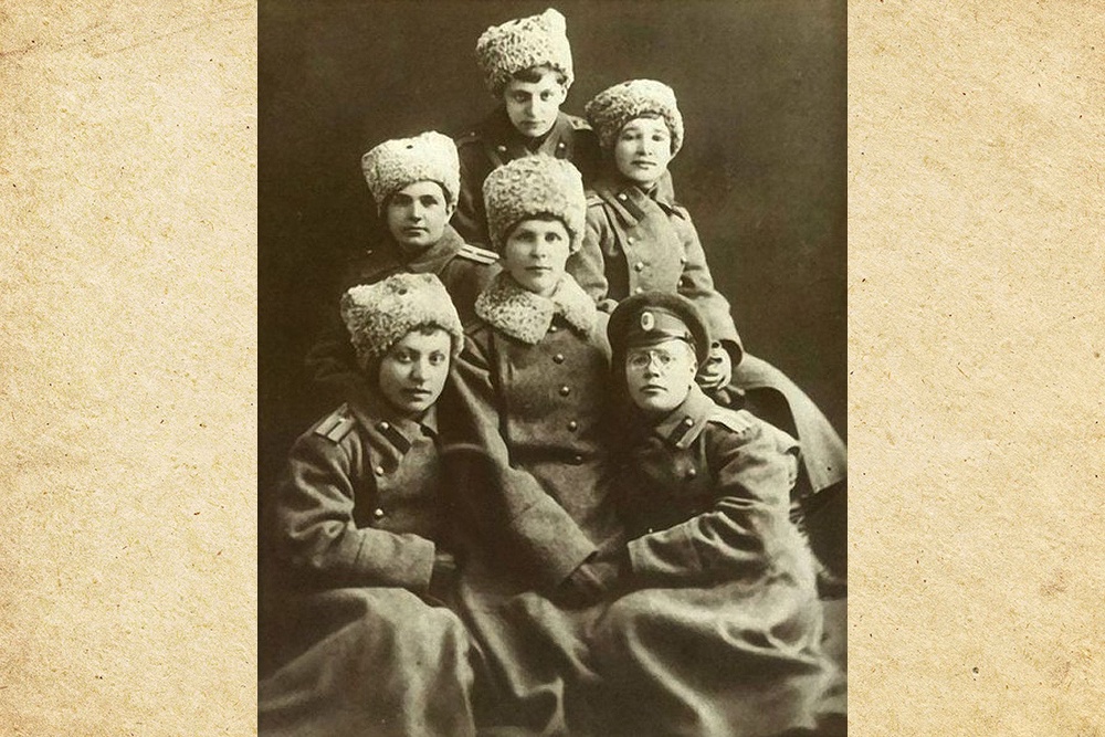 Первый ряд  слева направо: Н.Н. Заборская, З.Н. Реформатская, А.А. Виденек.  Второй ряд слева направо: З.И. Готгарт,  З.В. Свирчевская, А.М. Кочергина.
