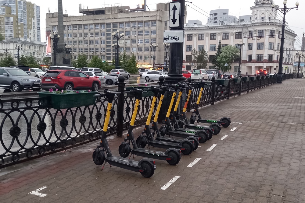 Места парковки электросамокатов выбирают так, чтобы скутеры не мешали пешеходам