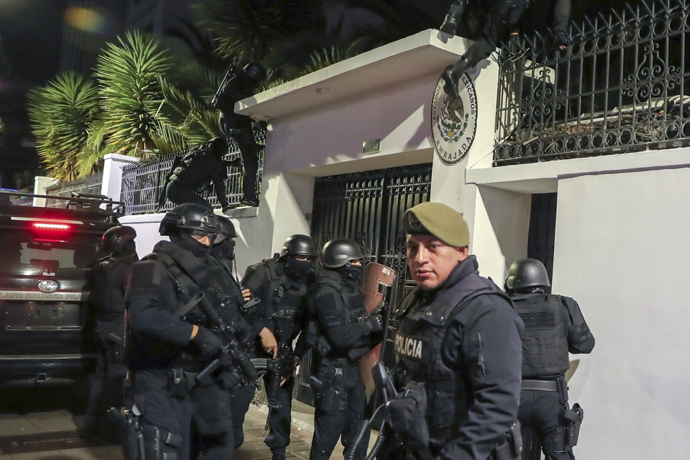 Беспрецедентное нарушение неприкосновенности дипмиссий: спецназ Эквадора ворвался в посольство Мексики в Кито.
