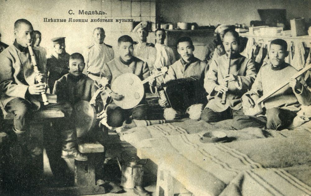 Японские военнопленные в казарме. Открытка начала XX в.