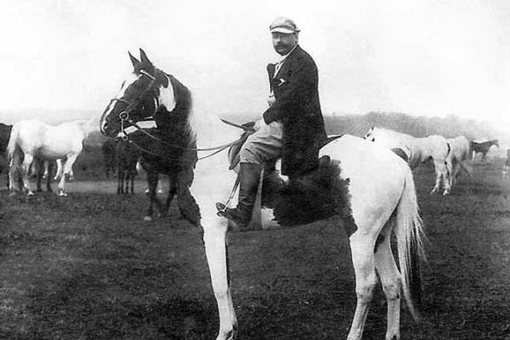 Яков Бутович со своими любимыми рысаками. 1912 год — тяжелая борьба за их существование еще впереди.