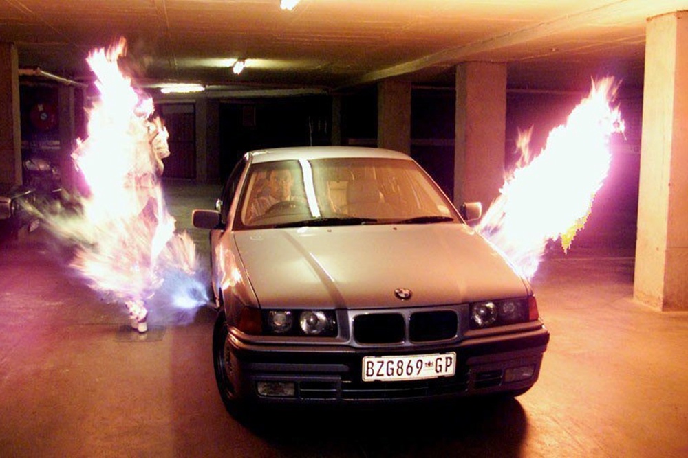 BMW с автомобильным огнеметом Blaster, который в ЮАР входит в перечень разрешеннорго гражданского оружия.