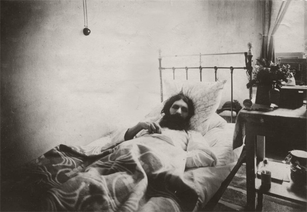 Григорий Распутин, раненый Хионией Гусевой, на больничной койке в Тюмени. 1914 год.