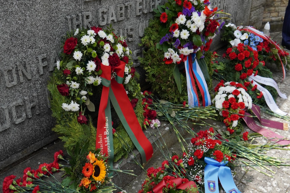 Венки посольств России и Белоруссии у Мемориала советским воинам на Зееловских высотах.