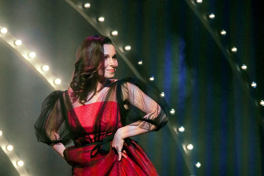 Александра Урсуляк, выпорхнувшая на сцену в красном платье, от формата «творческий вечер» изящно ушла.