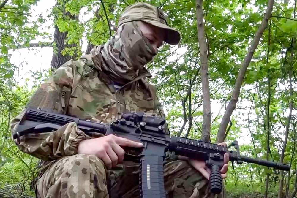 Командир отделения Ивановского гвардейского соединения ВДВ демонстрирует западные трофеи, захваченные при штурме опорного пункта ВСУ.