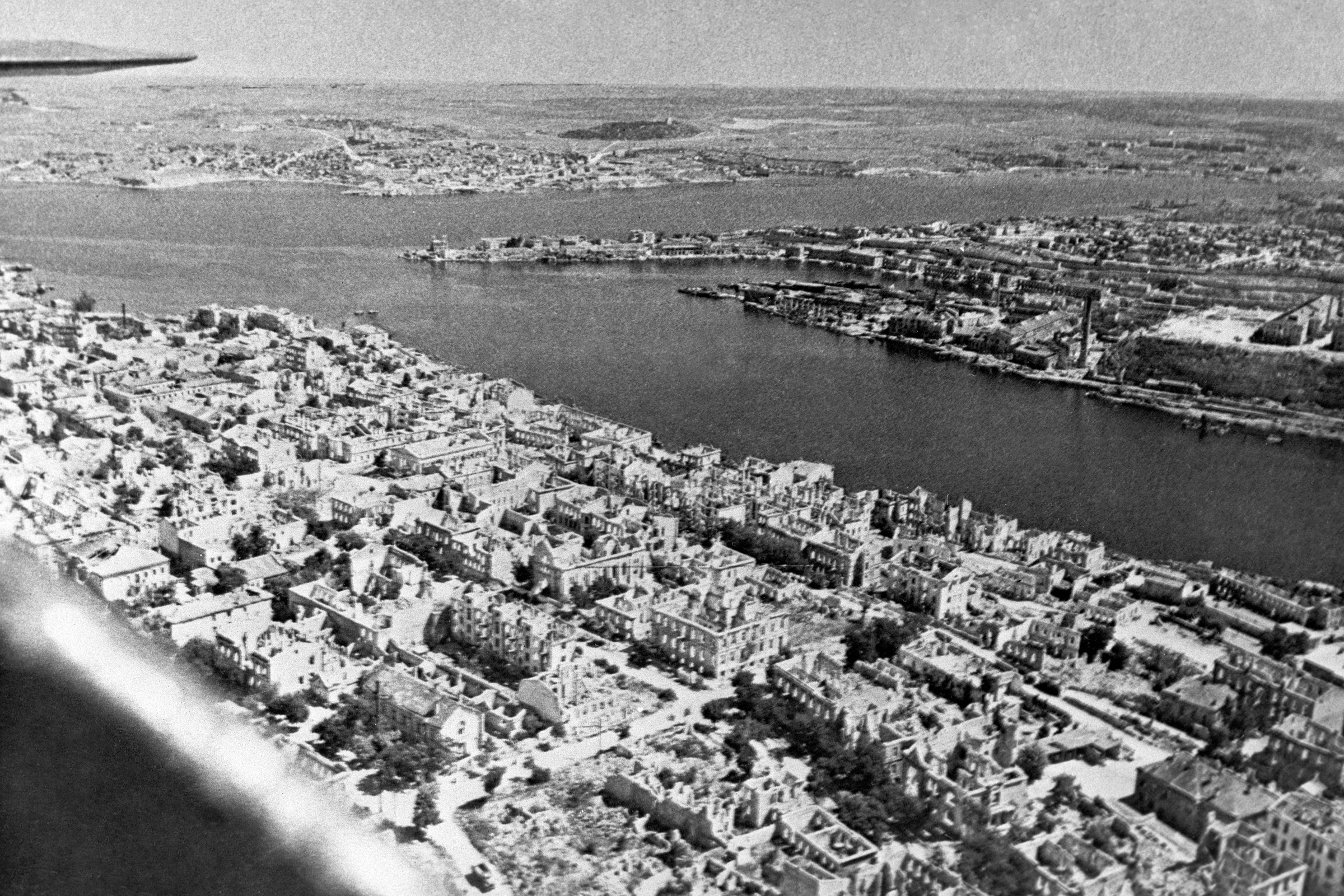 Вид из кабины самолета на город, освобожденный от немецких захватчиков. Май 1944 года. 