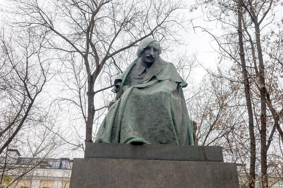 Памятник Гоголю работы Андреева.