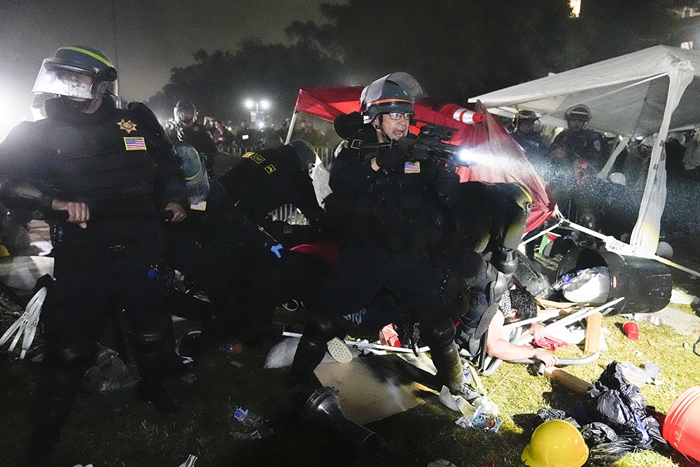 Полиция разгоняет лагеря протестующих в Калифорнийском университете (на фото) и в других вузах.