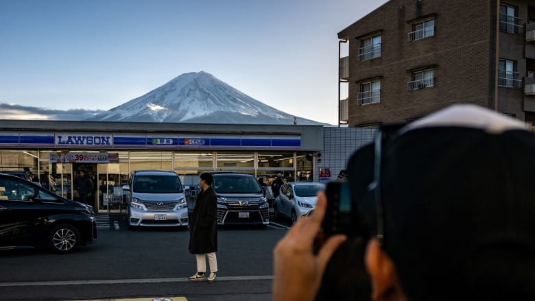 بلدة يابانية تضع حاجزا أمام السياح الراغبين بالتقاط السيلفي أمام جبل فوجي