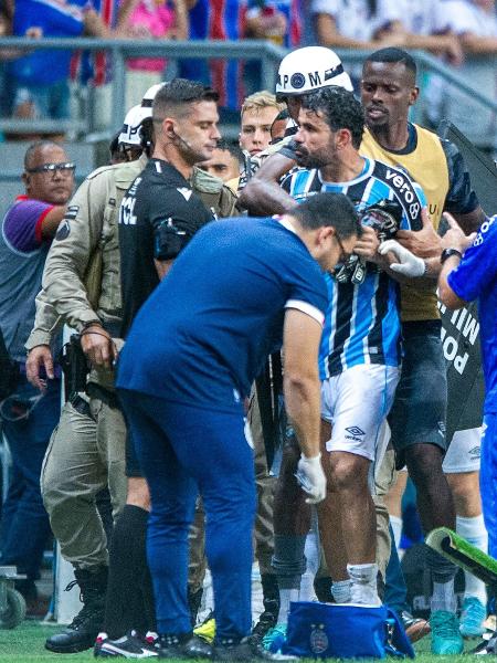 Diego Costa parte para cima do quarto árbitro de Bahia x Grêmio - Jhony Pinho/AGIF