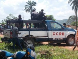 véhicule de patrouille de l'OCRB antigang devant l'école nationale de police avec des policiers debout à côté le 5 août 2019 par micka du cnc