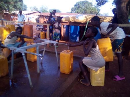 Les 3 enfants qui s'approvisionnent en eau potable fournie par l'OXFAM au quartier Kpéténé dans 6ème arrdt de Bangui. Copyright CNC Jefferson Cyrille YAPENDE.