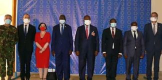 Photo de famille du lancement de la mission de conseil de l'Union européenne en Centrafrique le 24 septembre 2020