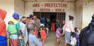 Des réfugiés de la République centrafricaine font la queue devant les bureaux administratifs de Garoua-Boulai, au Cameroun, le 8 janvier 2021, où le Haut-Commissariat des Nations Unies pour les réfugiés (HCR) les traitera après avoir fui la RCA