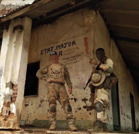 Deux mercenaires russes de Wagner occupant l'État major des rebelles en Centrafrique