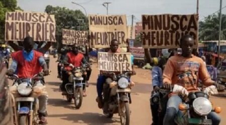 manifestation devant la base des casques bleus égyptiens de la Minusca à Bangui le 6 novembre 2021 demandant le départ de la Minusca en Centrafrique