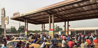 La queue devant une des stations de services Total à Bangui pour le carburant