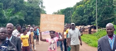 La marche du soutien au référendum organisée par le parti au pouvoir à Damara avec une poignée de ses militants présents comme les militants du MLPC