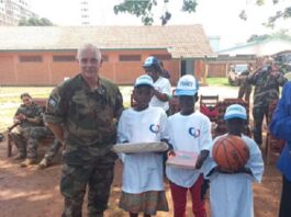 Le lieutenant-colonel Carl et les enfants de la Fondation a Voix du Cœur