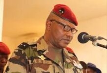 Le général Zéphirin Mamadou remerciant le président Touadera après le port de ses deux étoiles