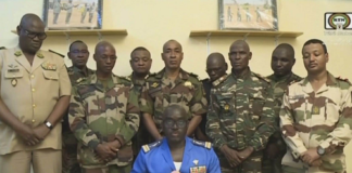 militaires nigériens qui soutiennent le coup d'État