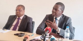 Deux leaders du bloc républicain pour la défense de la constitution (BRDC), Me Nicolas Tiangaye et Crépin Mboli-Goumba, lors d'un point presse ce 29 décembre 2023. CopyrightCNC