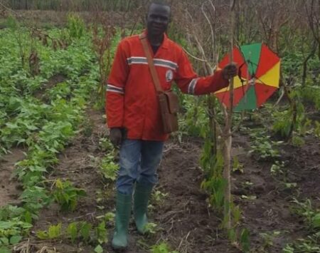 Esaïe Gbanet le sous-préfet de Bocaranga dans son champ