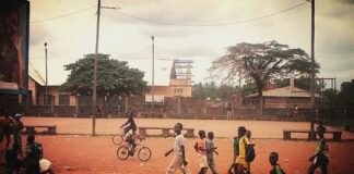 Le terrain mytique de basketball de l'école Koudoukou, dans le troisième arrondissement de Bangui, renové en 2023 par la mission française de la logistique appelée Mislog. Ce terrain a formé beaucoup des grands joueurs de basket centrafricains dans le passé, et même jusqu'à ce jour