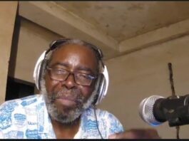 Fidèle Gouandjika devenu journaliste animateur devant le micro de sa radio milles collines installée dans son immeuble à Boye-Rabe.
