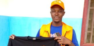 Agent de Orange Centrafrique présentant un T-shirt promotionnel