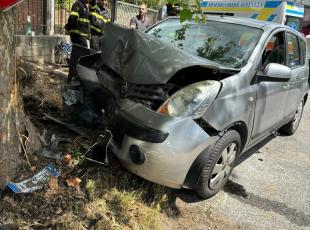 Monteforte Irpino, auto si schianta contro albero. Muore la madre 73enne, ferita la figlia alla guida