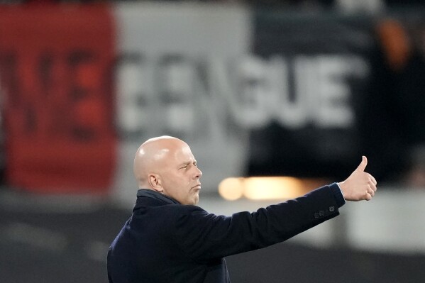 ARCHIVO - El entrenador de Feyenoord Arne Slot durante el partido contra la Roma por la Liga Europa, el jueves 15 de febrero de 2024, en Rotterdam. (AP Foto/Peter Dejong, archivo)