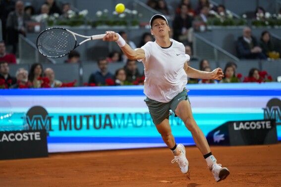 Jannik Sinner, of Italy, returns the ball to Lorenzo Sonego, of Italy, during the Mutua Madrid Open tennis tournament in Madrid, Saturday, April 27, 2024. (AP Photo/Manu Fernandez)