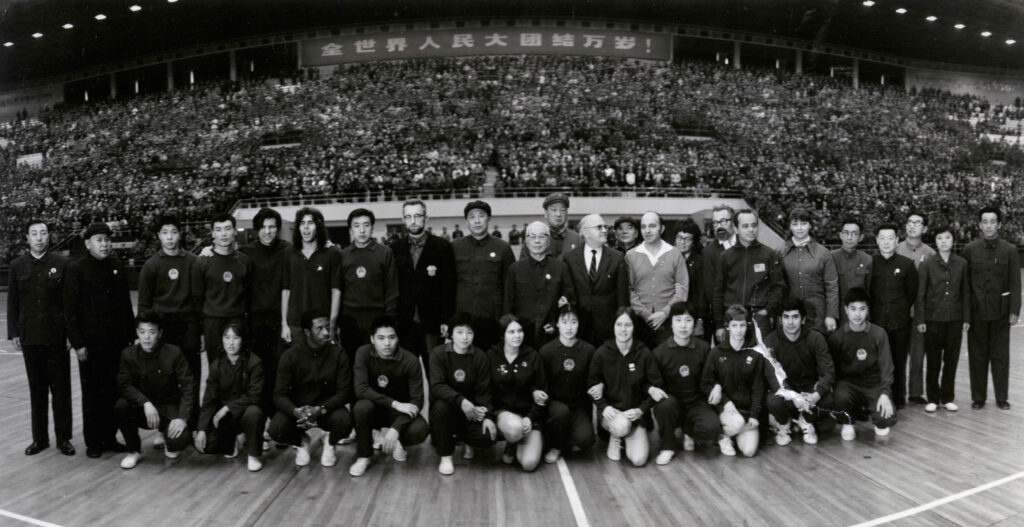 U.S. and Chinese exhibition teams pose for a photo at the exhibition. 