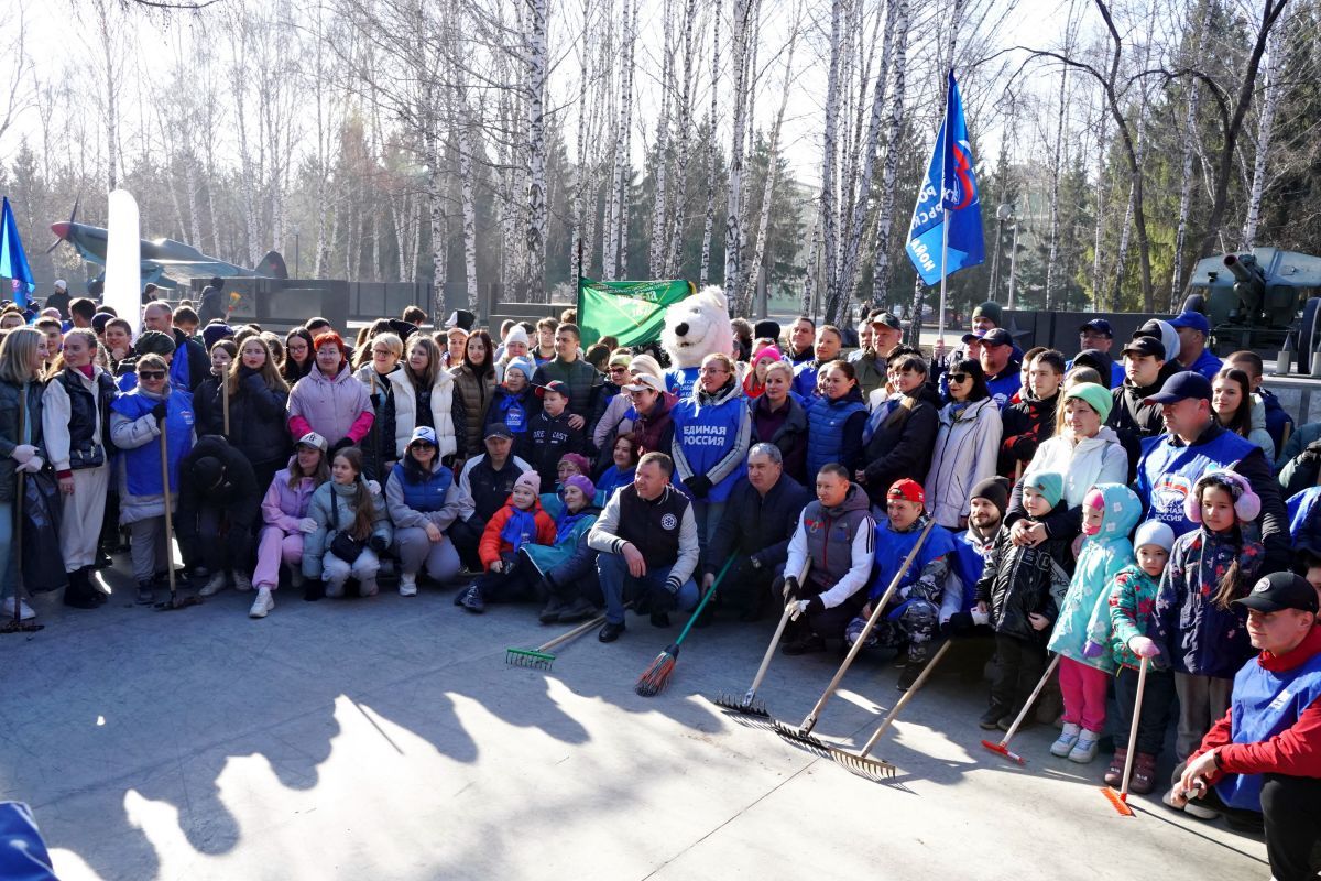Активисты «Единой России» провели субботник на Монументе Славы в Новосибирске