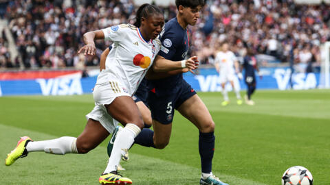 L'attaquante de l'Olympique lyonnais (OL) Kadidiatou Diani (à gauche) et la défenseuse du Paris Saint-Germain (PSG) Elisa De Almeida, le 28 avril 2024.